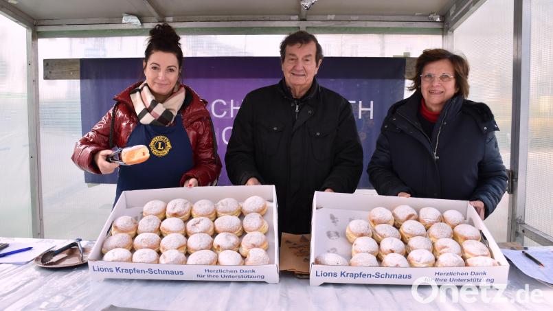 Elke Bauer, Franz Göhl und Inge Göhl (von links) übernahmen die Betreuung des Verkaufsstandes. Auch auf dem Unteren Marktplatz gingen die Krapfen weg wie die warmen Semmeln. Bild: ubb