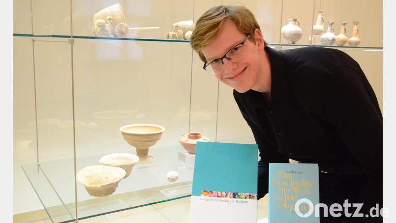 Philipp Schwemin vor einer Vitrine mit Glockentöpfen, seinen Lieblingsobjekten. Bild: Kunz