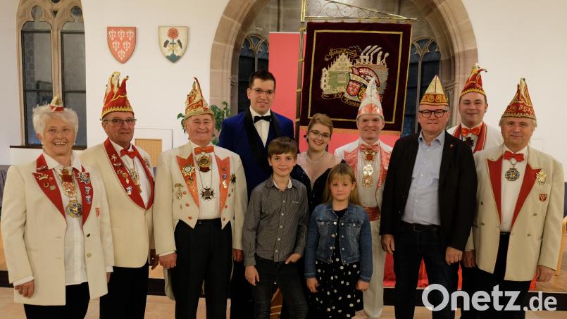 Die Knappnesia ist zum Faschingsauftakt ins Rathaus gekommen (von links); Kellermeisterin Betty Lebe, Hofmarschall Georg Makitta, Ehrenpräsident Franz Kick, Prinz Sebastian I., Kinderprinz Lukas I., Prinzessin Sarah-Rose I., Kinderprinzessin Melina I., Präsident Christian Kellner, Bürgermeister Michael Göth, Vizepräsident Michael Gradl und Ehrenrat Ernst Makitta. Bild: FG Knappnesia/exb
