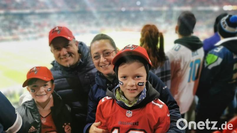 Marcus und Neziha Fritsch mit ihren Söhnen Bastian (links) und Maximilian beim Football in München. Beide Jungs tragen das Brady-Trikot. Bild: Fritsch/privat