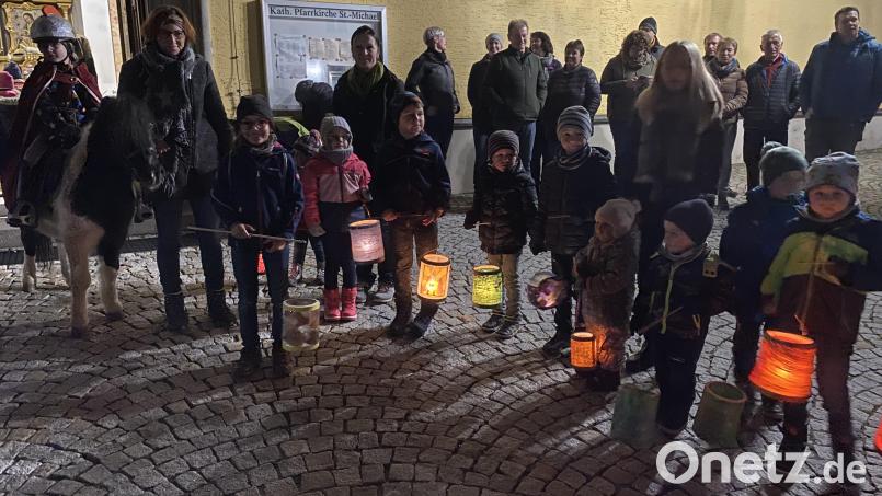 Sankt Martin (Anna Balk) mit den Kindern vor der Kirche. Bild: Josef Glas