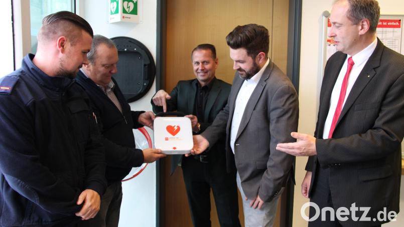 Die Handhabung des Defis ist einfach. Davon überzeugen sich Feuerwehrkommandant Dominik Lang, Michael Spranger, Vorstandsvorsitzender Gerhard Hösl, Bürgermeister Sebastian Dippold und Wolfgang Huber (von links). Bild: prh