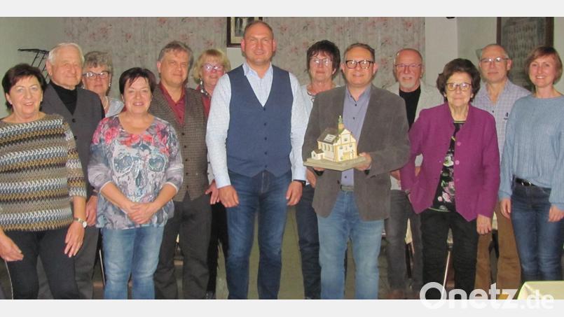 Nicht nur mit der Kirchenspardose sammelt der Förderverein St. Moritz Spenden, mit Vorsitzendem Harald Puckschamel (5. v. rechts) auch mit kirchlichen und kulturellen Veranstaltungen kommt Geld in die Kasse das zur Erhaltung und Verschönerung der Moritzkirche verwendet wird. Bild: sei