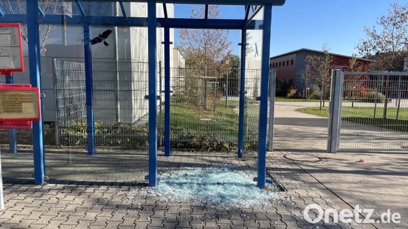 Der Schaden am Bushäuschen beträgt rund 800 Euro. Bild: Polizei Sulzbach-Rosenberg