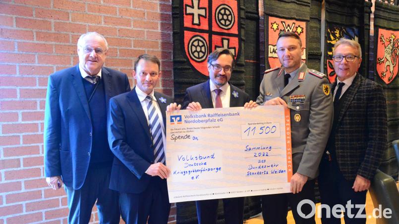 Stolz auf das fünfstellige Sammelergebnis (von links) Bürgermeister Lothar Höher, Oberbürgermeister Jens Meyer, Bezirksgeschäftsführer Dario Vidojković, Oberstleutnant Stefan Zadlo und Bürgermeister Reinhold Wildenauer. Bild: Kunz