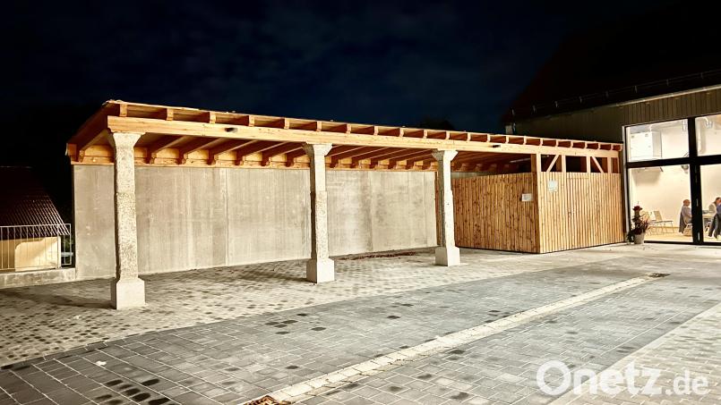 Die Carports der Kulturscheune müssten vor dem Winter noch eingedeckt werden, damit die ganze Anlage keinen Schaden nimmt. Fraglich ist, ob die beauftragte Firma das heuer noch erledigt. Bild: Eichl