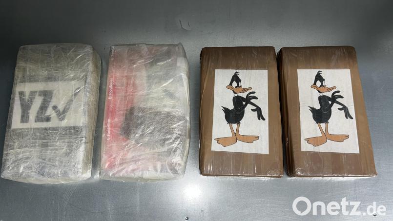 Das sichergestellte Kokain, aufgeteilt in 4 Päckchen. Allein im Wagen des festgenommenen Mannes befanden sich 4,4 Kilogramm Bild: Kriminalpolizeiinspektion Regensburg