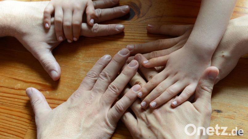 Hand in Hand mit den Familien arbeiten die Beratungsstellen der Katholischen Jugendfürsorge. Symbolbild: Jens Kalaene/dpa