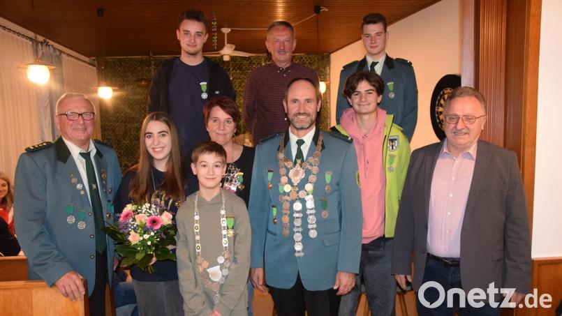Seine neuen Würdenträger kürt der Schützenverein Mendorferbuch-Egelsheim. Ihnen gratulieren Dritter Bürgermeister Hans Seitz (rechts) und Schützenmeister Johann Viehauser (links). Bild: bö