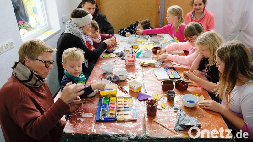 Auch für die Kinderbetreuung ist gesorgt. Fachliche Anleitung gibt es für die Kids in einer Bastelwerkstatt. Bild: do