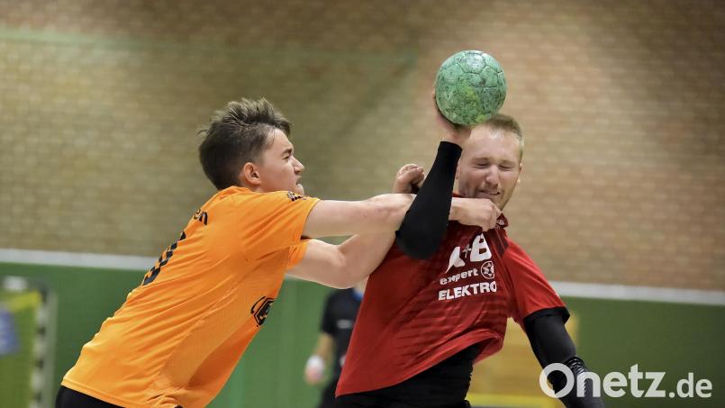 Augen zu und das Spiel schnell aus den Köpfen bekommen: Der HC Sulzbach (rechts Fabian Rohrbach) verlor sein Spiel beim ASV Cham mit 17 Toren Unterschied. Archivbild: Hubert Ziegler