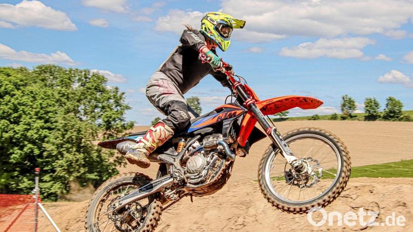 Hoch hinaus: Die Werkzeugmachermeisterin und technische Betriebswirtin Meike Pirner hat alle Vorurteile gegenüber Frauen im Motocross widerlegt. Bild: mfh