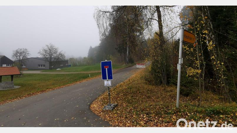 Die Gemeindestraße nach Kreuth ist wegen Baumfällarbeiten gesperrt. Bild: gz
