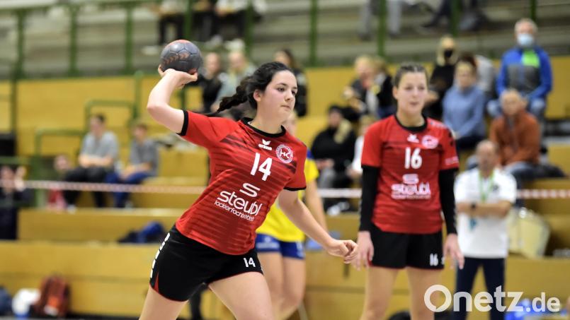 Paula Eckert (links) erzielte elf Treffer für den HC Sulzbach, sechs davon per Siebenmeter. Archivbild: Hubert Ziegler