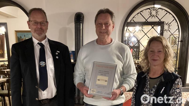 Im Bild der Vizepräsident des Bayerischen Gewichtheber und Kraftsportverbands (Bezirk Oberpfalz) Hans Neumeier, der alte uind neue Vereinsvorsitzende Wolfgang Fuchs und die ausscheidende Kassiererin Petra Held vom AC Amberg. Bild: bim