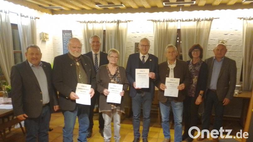 Die CSU Süß ehrt langjährige Mitglieder (von links): Ortsvorsitzender Uwe Friedrich, Erwin Wendl, Kreisvorsitzender Harald Schwartz, Inge Wendl, Erster Bürgermeister Bernhard Lindner, Jakob List, Dritte Bürgermeisterin Evi Höllerer und Zweiter Bürgermeister Georg Götz. Bild: ufh