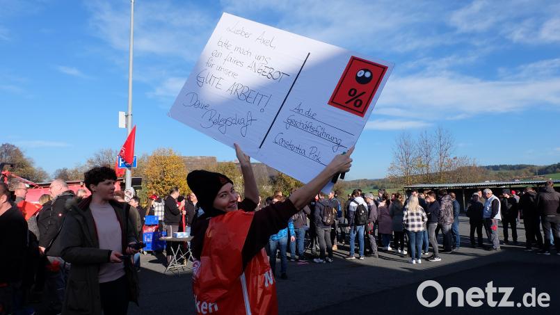 Mit plakativen Aktionen, riesiger Beteiligung und guter Stimmung unterstützten die Beschäftigten von Constantia Pirk die Lohnforderungen der IG Metall. Bild: D. Pätzold/exb