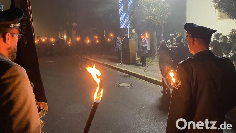 Der Kranzniederlegung ging im Beisein vieler Fahnenabordnungen eine Gedenkfeier auf dem Platz vor der Nikolauskirche voraus. Bild: aub