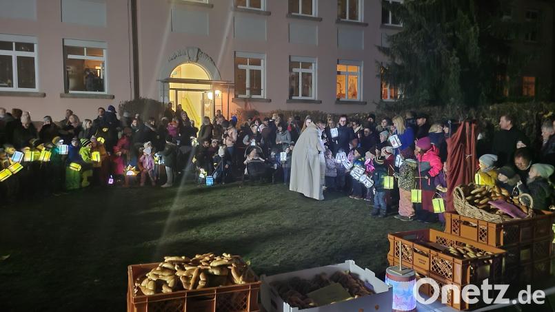 Einen Martinszug und eine Martinsfeier hat heuer wieder das Kinderhaus „Die kleinen Hankerler“ veranstaltet. Dabei war auch für das leibliche Wohl der Kinder und Erwachsenen gesorgt. Bild: Susanne Fellner/exb