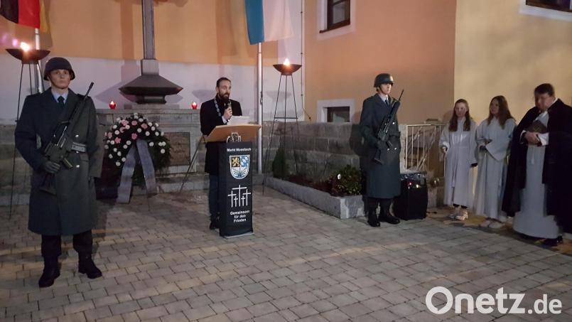 Bürgermeister Armin Bulenda rief dazu auf, aus der Vergangenheit zu lernen. Die Ereignisse in der Ukraine haben das verdeutlicht. Bild: gi