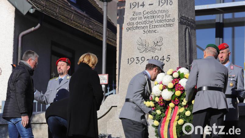 Zweiter Bürgermeister Hans Beutner, begleitet von Renate Müller und Rudolf Teichmann, sowie Angehörige der Krieger- und Reservistenkameradschaft legen Kränze nieder. Bild: war