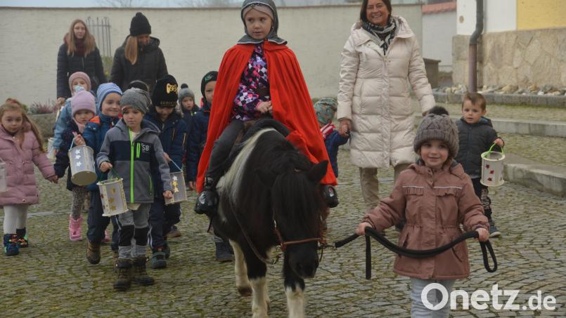 Zusammen mit Pony &quot;Flicka&quot; und St. Martin (Nele Schnupfhagn) machten sich die Kindergartenkinder Roggenstein mit ihren Erzieherinnen auf den Weg. Bild: dob