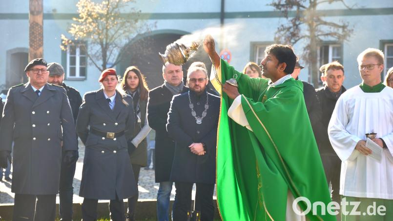 Pater John Gali beschließt mit Weihrauch und Weihwasser die Segensandacht am Kriegerdenkmal nach der Kranzniederlegung durch Stephan Mathy und Anna Gottinger (von links). Bild: fjo