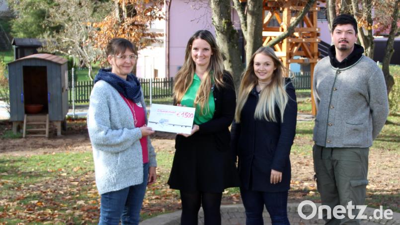 Kindergartenleiterin Daniela Dimler (von links) freut sich aus den Händen von Christina Seemann (Vorstand), Anna-Lena Strauß (Kassier) und Johannes Leipold (Beisitzer) vom Kirwaverein Dumba 1.500 Euro für das Kombi-Spielgerät zu erhalten. Bild: lep