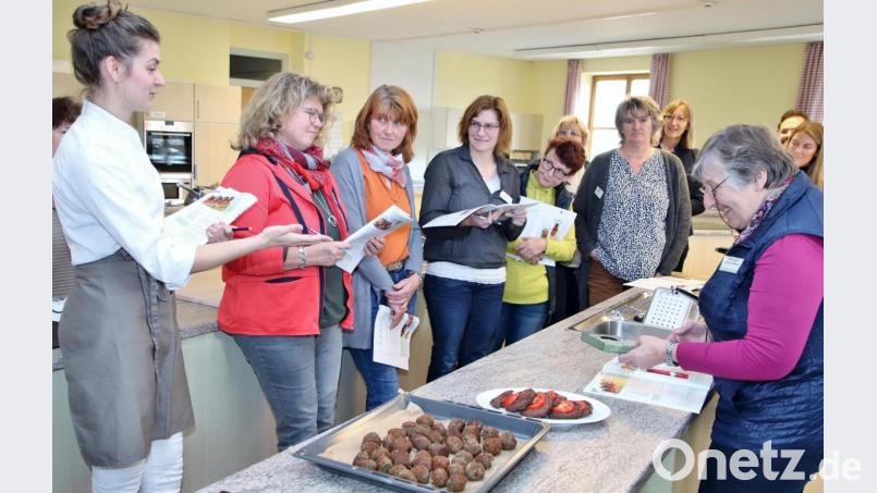 Am Landwirtschaftsamt Nabburg besprach Christina Kiener (links) mit den Teilnehmerinnen einer Fortbildung Kochrezepte mit Hülsenfrüchten und ließ die Ergebnisse probieren. Bild: Thomas Dobler