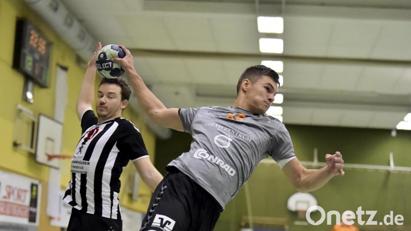 Alexander Franz (rechts) von der HG Amberg setzt sich in dieser Szene gegen den Hersbrucker Fabian Raum durch und erzielt das 13:11. Bild: Hubert Ziegler