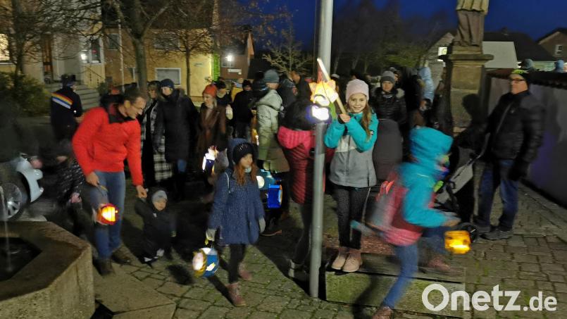 Bevor zum Laternenzug Aufstellung genommen werden konnte, mussten sich einige noch austoben. Bild: hzi