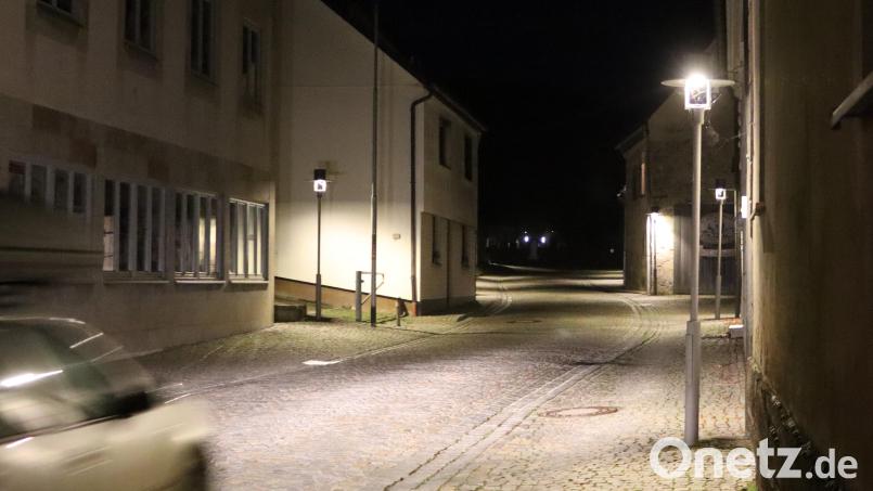 Weil mit einer Nachtabschaltung keine Kosten eingespart werden können entschied der Marktrat einstimmig: Die Straßenbeleuchtung bleibt an. Bild: mfh