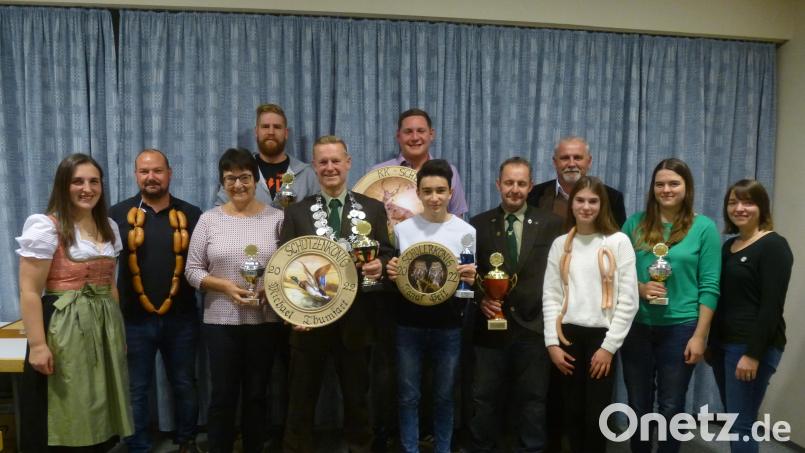 Wie es sich gehört feiern die &quot;Tell&quot;-Schützen Würdenträger, Vereinsmeister, Pokal- und Scheibengewinner. Bild: bk