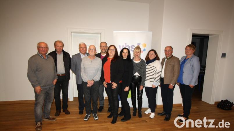 Neue Gesichter: Für die bisherigen Vorsitzenden der VHS Eschenbach, Thomas Frankenberger und Eckhard Bodner (Vierter und Erster von links), rücken Cornelia Spies und Karl Lorenz (Sechste und Siebenter von rechts) nach. Bild: bjp
