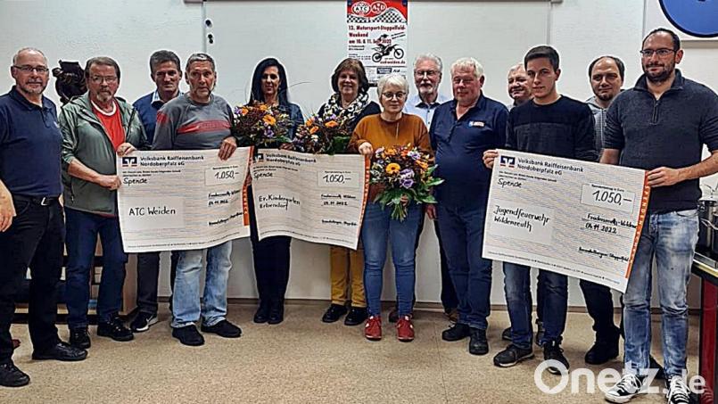 Die drei Jugendgruppen erhalten aus dem Erlös des AvD beim Stoppelfeldrennen jetzt die Spendenschecks überreicht. Das waren die Jugendfeuerwehr Wildenreuth, der Kindergarten Erbendorf und die Jugend des ATC im AvD. Bild: R. Kreuzer
