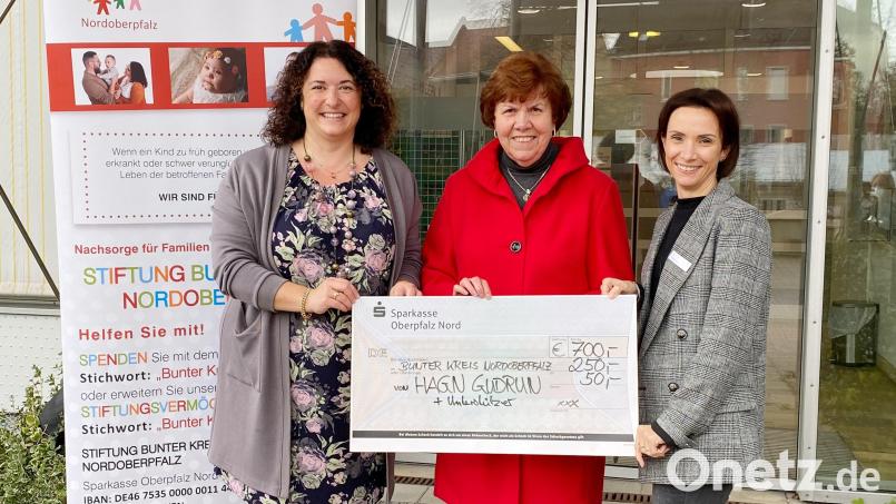 Die Leiterin der Nachsorgeeinrichtung Marina Luttels (links) und Anja Schricker (rechts) vom Bunten Kreis bedankten sich bei Gudrun Hagn für die Spende über 1000 Euro. Bild: Kliniken Nordoberpfalz, Michael Reindl/exb