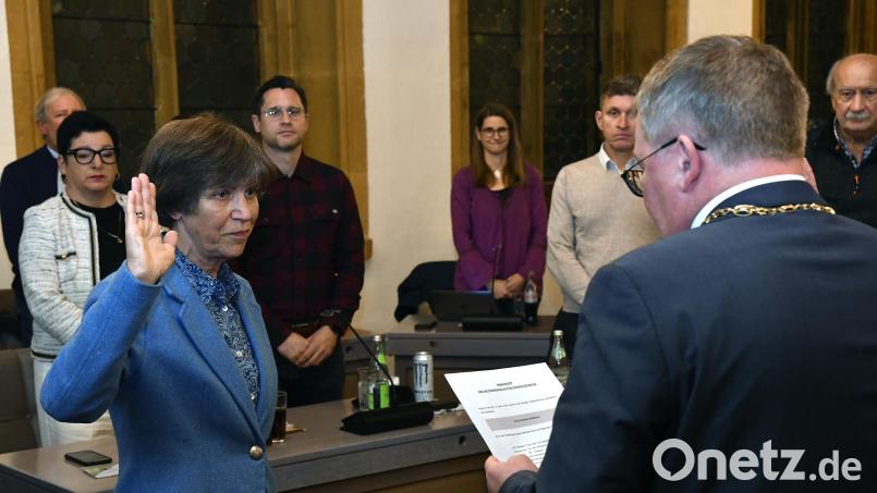 Schwur mit erhobener Hand: Christina Schleicher spricht die Eidesformel der Stadträte. Bild: Petra Hartl