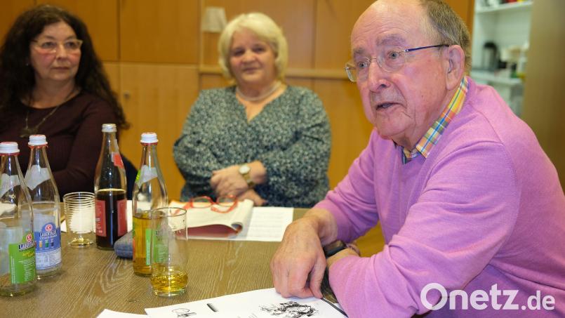 Die Sonntagsdichter Fritz Buchfink, Hildegard Heller und Lisa Neumeier (von rechts) traten bei einer Sitzweil im Fronberger Pfarrheim auf. Bild: Hirsch