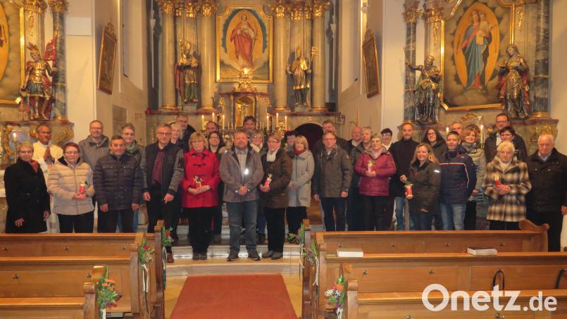 Pfarrer James Mudakodil (Zweiter von links) feiert mit den Jubelpaaren einen feierlichen Gottesdienst. Bild: adj