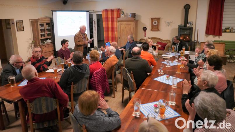 HAK-Vorsitzender Georg Schmidbauer (stehend) bei der Jahreshauptversammlung. Bild: fvo
