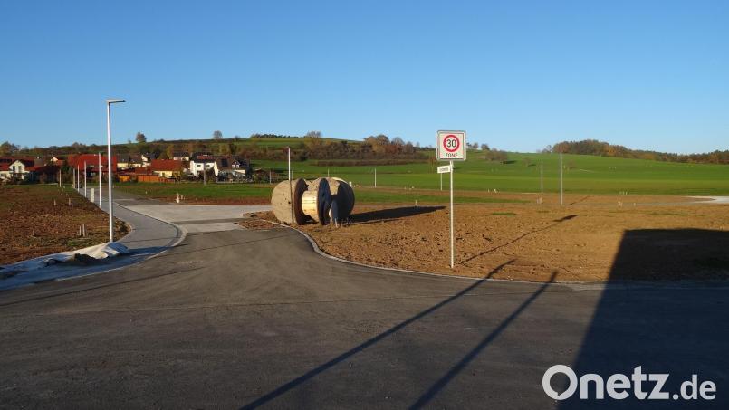 Die Arbeiten zur Erschließung des neuen Baugebietes Lerchenbühl und der neuen Ortstraße Lettenring sind bis auf kleine Restarbeiten abgeschlossen. Zwei Bauanträge durchliefen bereits das Genehmigungsfreistellungsverfahren und weitere Nachfragen liegen vor.. Bild: ak