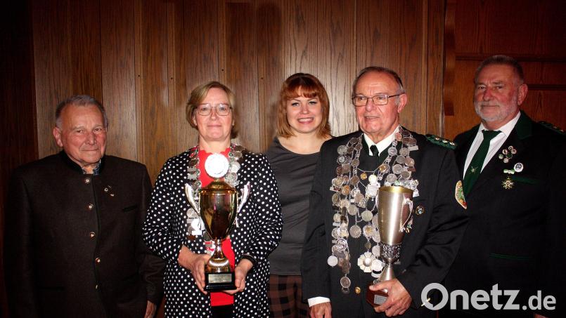 Der Schützenmeister Franz Fuhrmann (Zweiter von rechts) ist der Beste beim Königsschießen, denn außer dem Königsschuss der Damen holt er sich alle ersten Plätze. Schützenkönigin ist Doris Zetzl (Zweite von links), Ehrenmitglied Peter Michalke (links), Vereinswirtin Lenka Kraus (Mitte) wurde Zweite und Karl Schmid (rechts) Zweiter Schützenkönig. Bild: R. Kreuzer