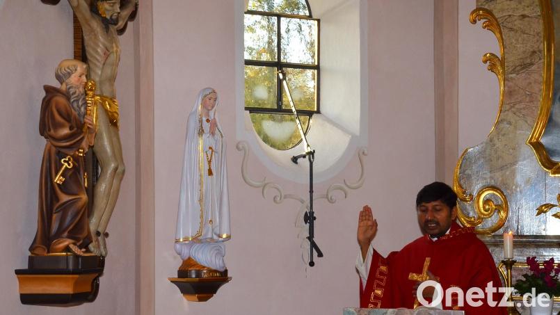 Bei einem Gottesdienst für die verstorbenen Mitglieder des Kapellenfördervereins segnet Pater John Gali die neue Fatima-Madonna. Bild: fjo