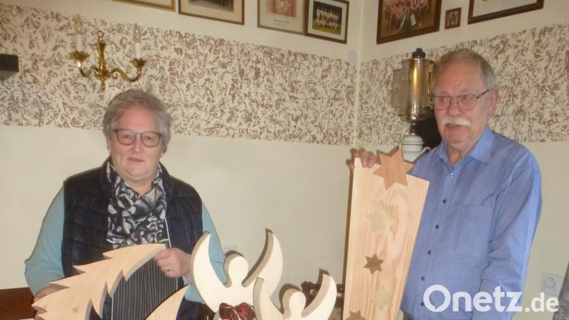 Claudia Bauer und Richard Winderl sind inzwischen ein eingespieltes Team. In Winderls Werkstatt ist wieder hübsche Weihnachtsdeko aus Holz entstanden. Bild: mad