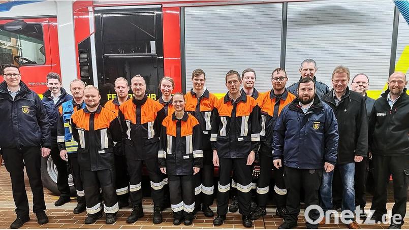 Aktive aus der Gemeinde Freudenberg erreichen das Leistungsabzeichen für technische Hilfeleistung (von links): Kreisbrandinspektor Armin Daubenmerkl, Kreisbrandmeister Dominik Ernst, Gruppenführer Robert Piehler, Florian Zimmermann, Daniel Gietl, Stefan Freundorfer, Verena Schlosser (FFW Etsdorf), Lea Schwarz (FFW Hiltersdorf), Max Märkl, Markus Strobl, Christoph Walter, Christoph Wittmann (FFW Hiltersdorf), Kreisbrandmeister Alexander Zeitler, federführender Kommandant Peter Meßmann, Bürgermeister Alwin Märkl, Martin Plößl und Dritter Kommandant Roland Wiesnet. Bild: sche