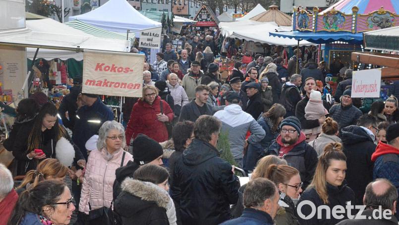 Solch großer Andrang herrscht beim letzten Kathreinmarkt 2019 in Weiden, hier vor dem Alten Rathaus. Archivbild: Kunz