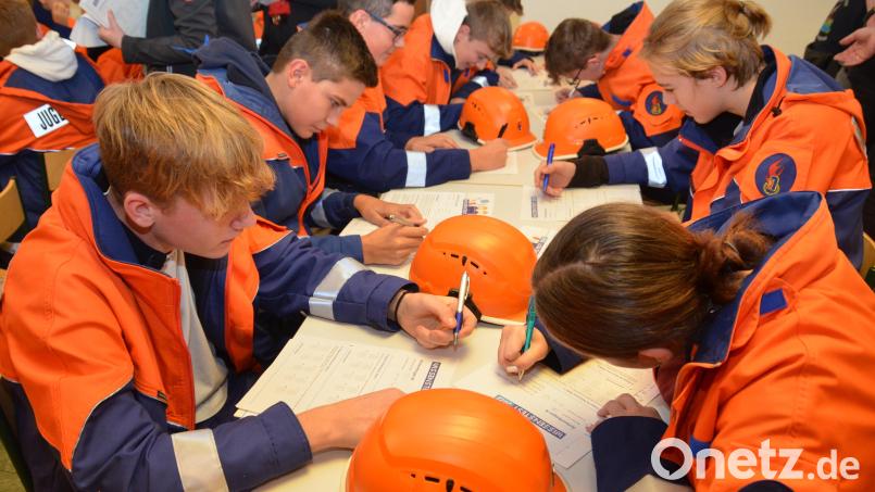 Die Nachwuchskräfte der Feuerwehr brüten über den Fragebögen des Wissenstests. Bild: dob