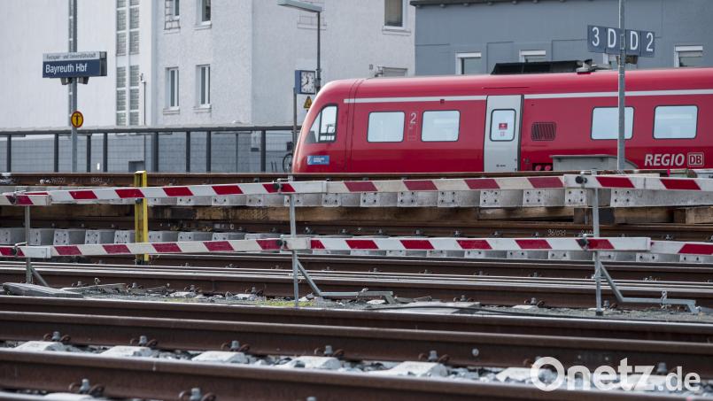 Bahngleise sind durch eine Baustellenabsperrung am Hauptbahnhof getrennt. Die Franken-Sachsen-Magistrale von Nürnberg nach Dresden soll im bayerischen Abschnitt nicht elektrifiziert werden. Symbolbild: Daniel Vogl