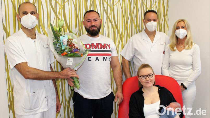 Der kleine Lian kam als 500. Baby im Jahr 2022 im St.-Anna-Krankenhaus Sulzbach-Rosenberg zur Welt. Das verantwortliche Personal gratulierte den glücklichen Eltern Nadine und Andreas Sommer. Bild: Marie Ehras/exb