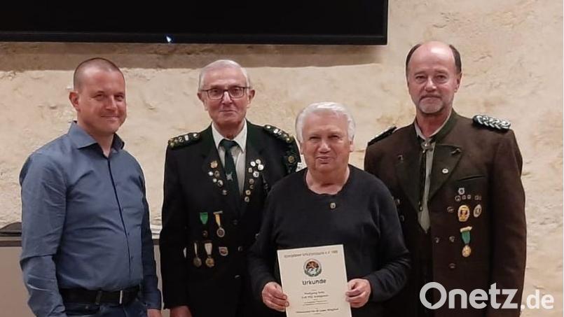 Bürgermeister Jörk Kaduk, Schützenmeister Franz Grötsch (von links) und Gauschützenmeister Werner Wendl (rechts) ehrten Wolfgang Seitz für 40-jährige Mitgliedschaft. Bild: wku